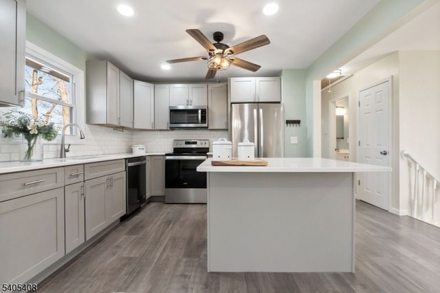 12 Hobart Trl, Hopatcong Boro, NJ 07843