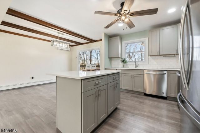 12 Hobart Trl, Hopatcong Boro, NJ 07843