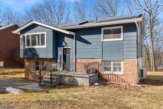 12 Hobart Trl, Hopatcong Boro, NJ 07843