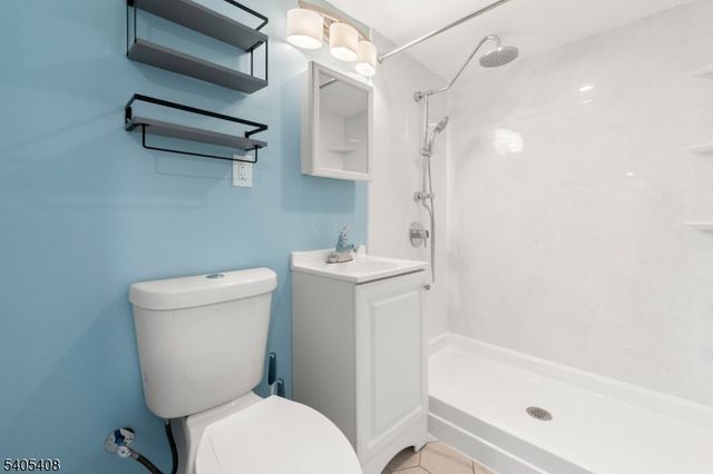 12 Hobart Trl, Hopatcong Boro, NJ 07843