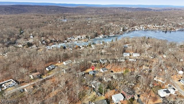 12 Hobart Trl, Hopatcong Boro, NJ 07843