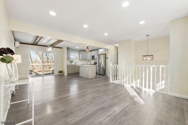 12 Hobart Trl, Hopatcong Boro, NJ 07843