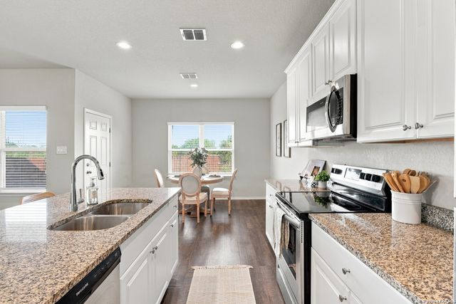 7535 HOMEWOOD LN, Elmendorf, TX 78112