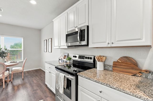 7535 HOMEWOOD LN, Elmendorf, TX 78112