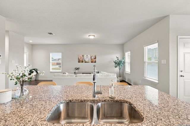 7535 HOMEWOOD LN, Elmendorf, TX 78112