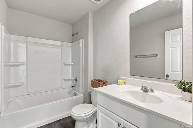 7535 HOMEWOOD LN, Elmendorf, TX 78112