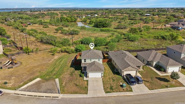 7535 HOMEWOOD LN, Elmendorf, TX 78112