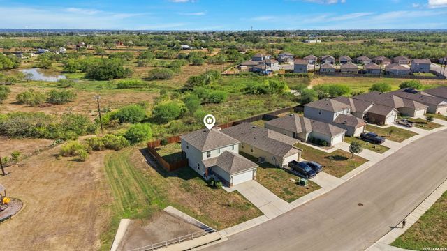 7535 HOMEWOOD LN, Elmendorf, TX 78112