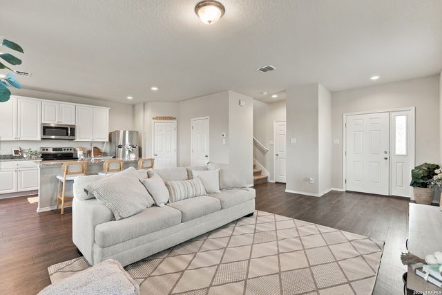 7535 HOMEWOOD LN, Elmendorf, TX 78112