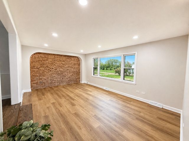 2130 Hawthorne Lane, Waukegan, IL 60087