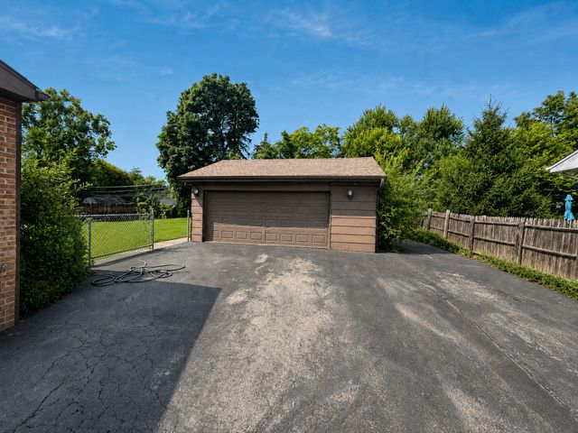 2130 Hawthorne Lane, Waukegan, IL 60087