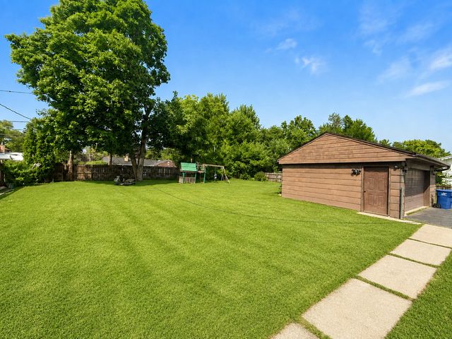 2130 Hawthorne Lane, Waukegan, IL 60087