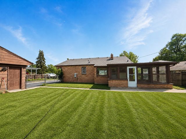 2130 Hawthorne Lane, Waukegan, IL 60087