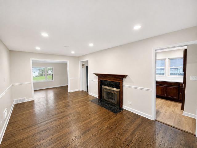 2130 Hawthorne Lane, Waukegan, IL 60087