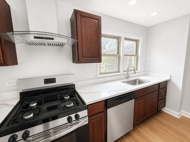 2130 Hawthorne Lane, Waukegan, IL 60087