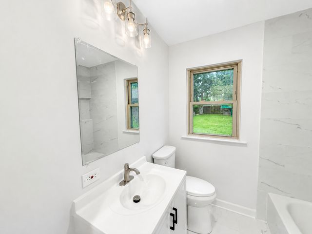 2130 Hawthorne Lane, Waukegan, IL 60087