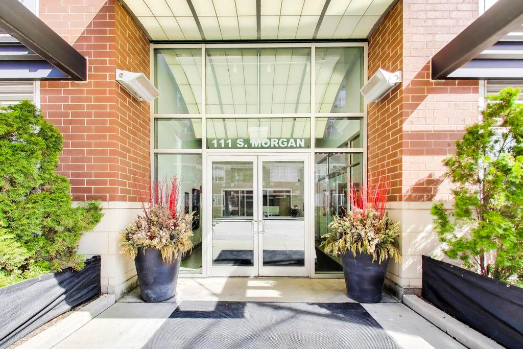 Image 2 of property listing at 111 S MORGAN Street 703, Chicago, IL 60607