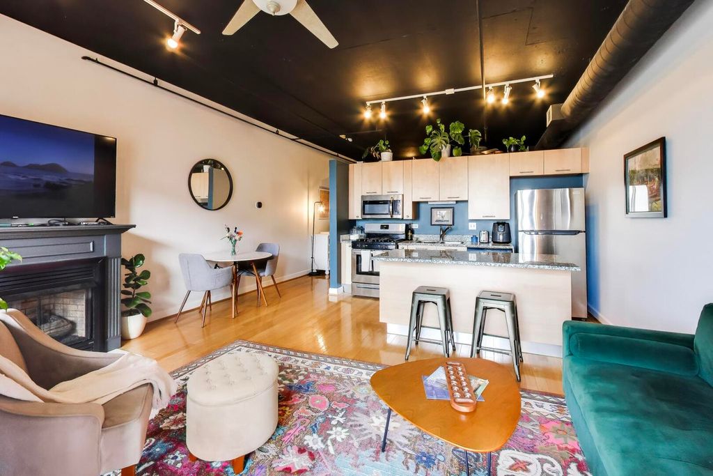 Image 11 of property listing at 111 S MORGAN Street 703, Chicago, IL 60607