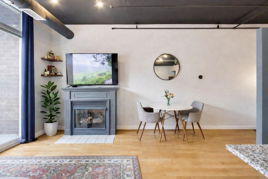Image 12 of property listing at 111 S MORGAN Street 703, Chicago, IL 60607