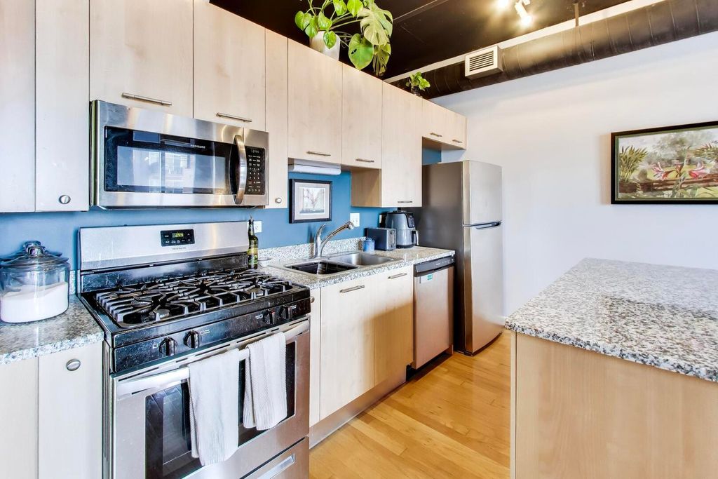 Image 14 of property listing at 111 S MORGAN Street 703, Chicago, IL 60607