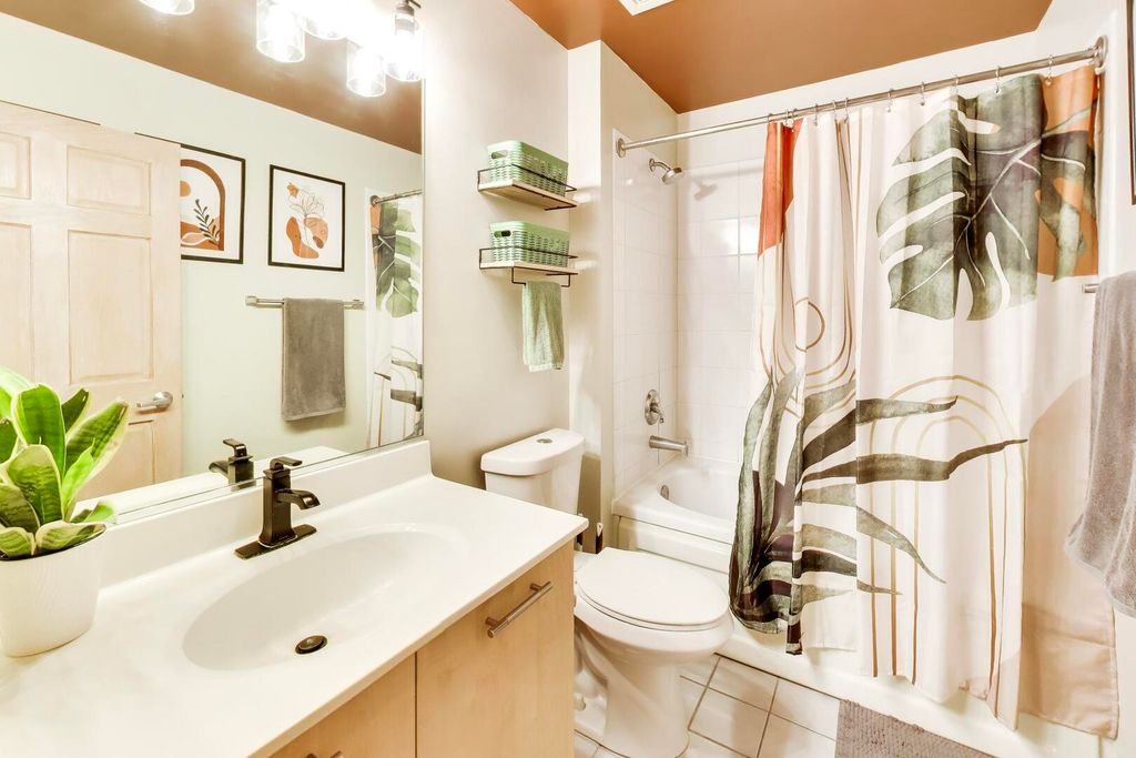Image 17 of property listing at 111 S MORGAN Street 703, Chicago, IL 60607