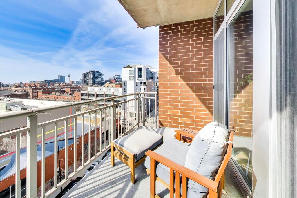 Image 19 of property listing at 111 S MORGAN Street 703, Chicago, IL 60607