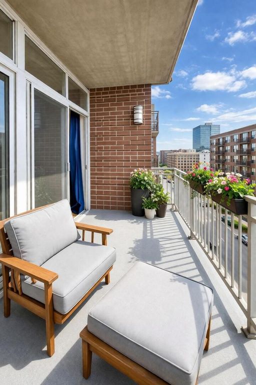 Image 20 of property listing at 111 S MORGAN Street 703, Chicago, IL 60607