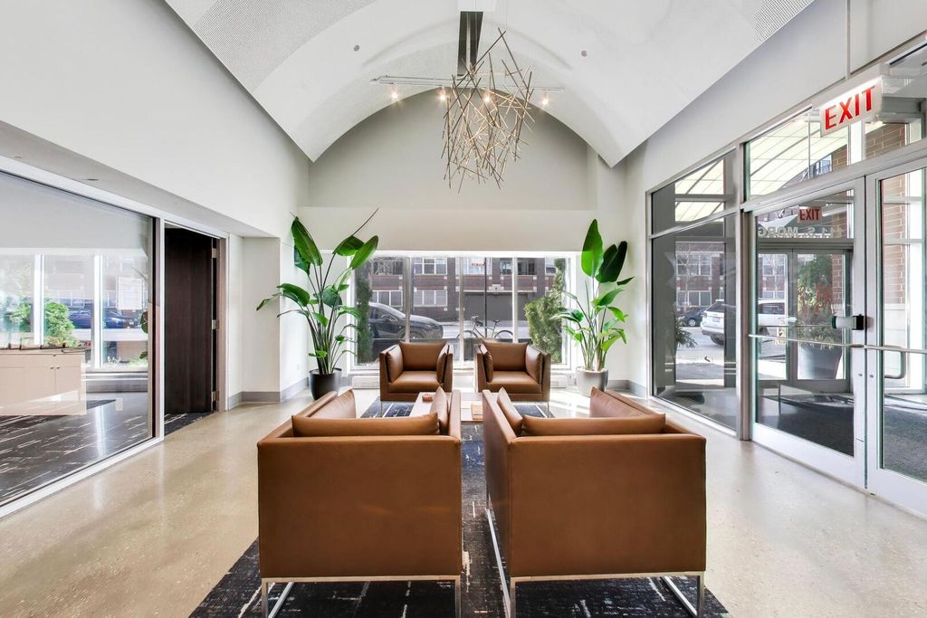 Image 3 of property listing at 111 S MORGAN Street 703, Chicago, IL 60607