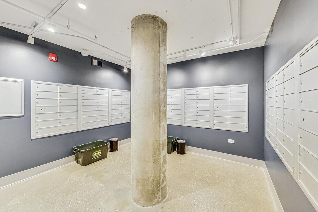Image 5 of property listing at 111 S MORGAN Street 703, Chicago, IL 60607