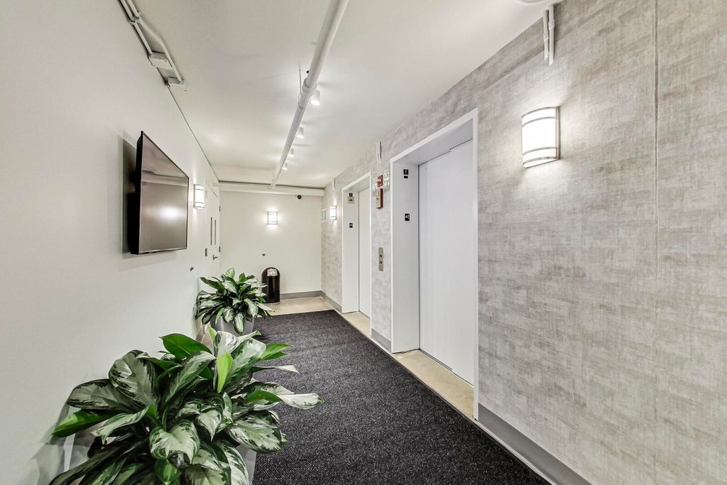 Image 6 of property listing at 111 S MORGAN Street 703, Chicago, IL 60607