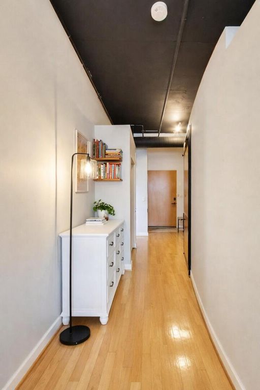 Image 8 of property listing at 111 S MORGAN Street 703, Chicago, IL 60607
