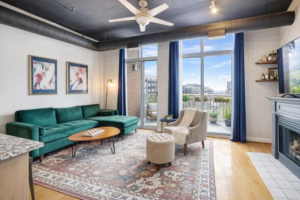 Image 9 of property listing at 111 S MORGAN Street 703, Chicago, IL 60607