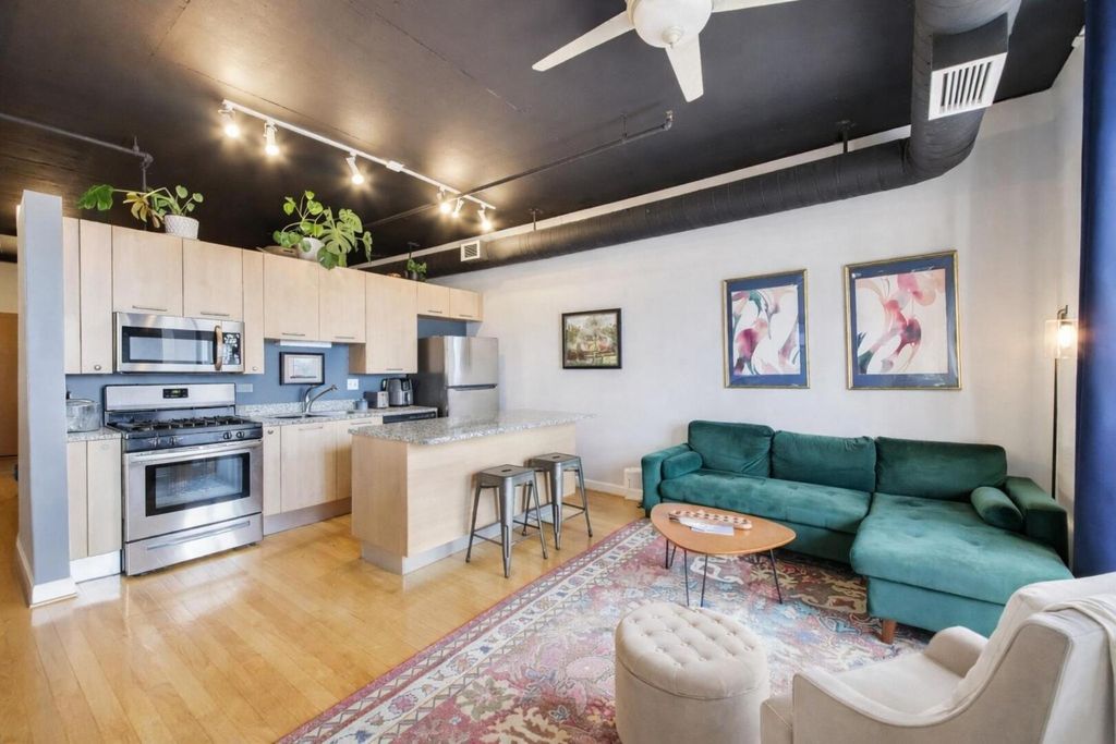 Image 10 of property listing at 111 S MORGAN Street 703, Chicago, IL 60607