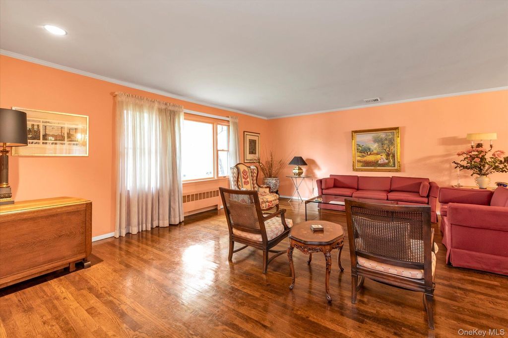 197 Birch Drive, Manhasset Hills, NY 11040 — photo 3