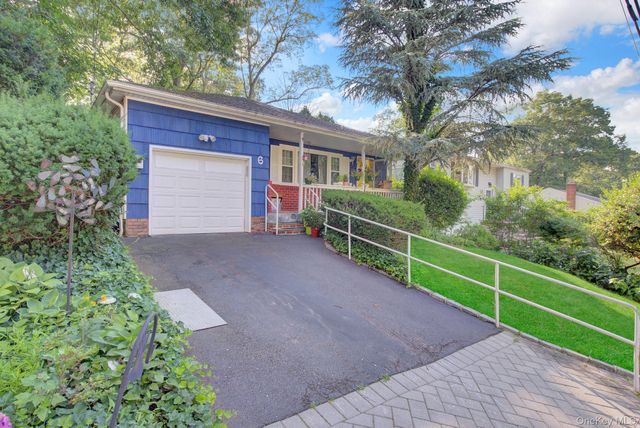 6 Hilton Court, Huntington, NY 11743