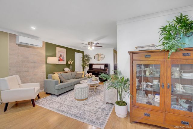 6 Hilton Court, Huntington, NY 11743