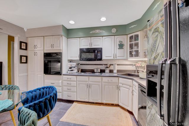 6 Hilton Court, Huntington, NY 11743