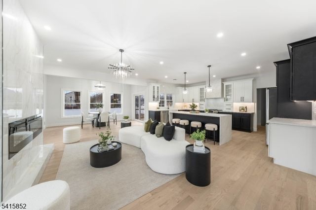 302 West Ln, Clark Twp., NJ 07066