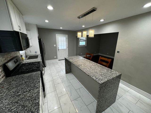 7772 Lawler Avenue, Burbank, IL 60459