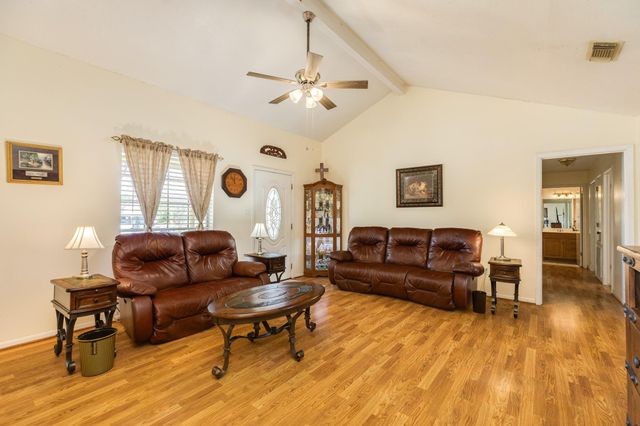 517 Earls Court, Angleton, TX 77515