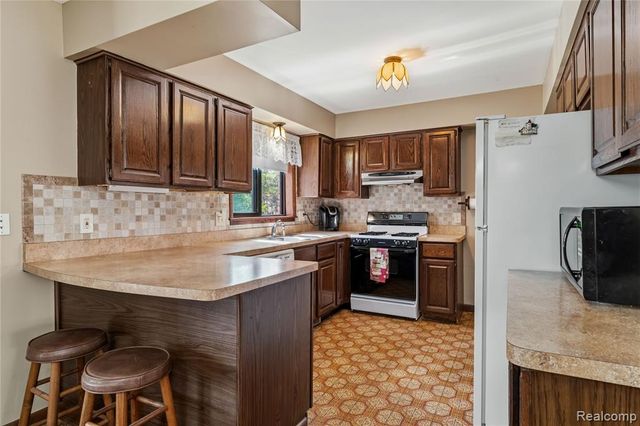 37715 Saint Martins Street, Livonia, MI 48152