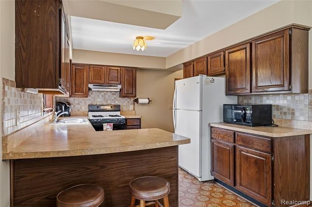 37715 Saint Martins Street, Livonia, MI 48152