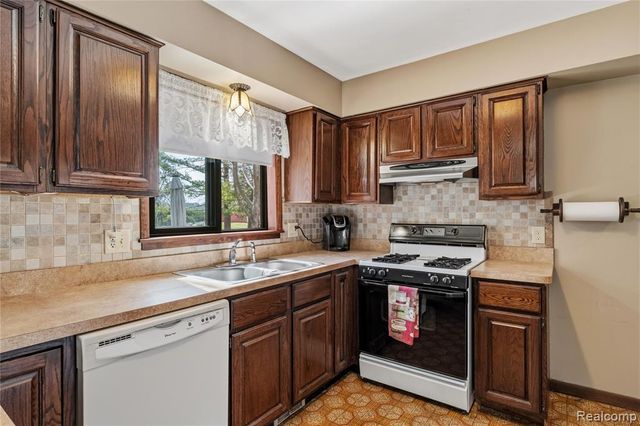 37715 Saint Martins Street, Livonia, MI 48152