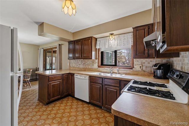 37715 Saint Martins Street, Livonia, MI 48152