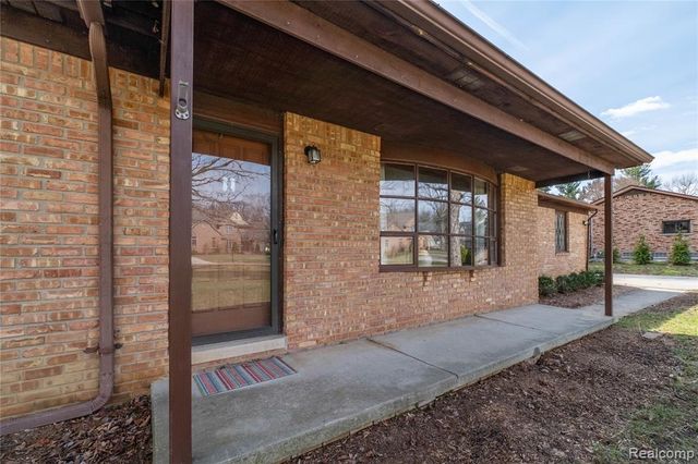 37715 Saint Martins Street, Livonia, MI 48152