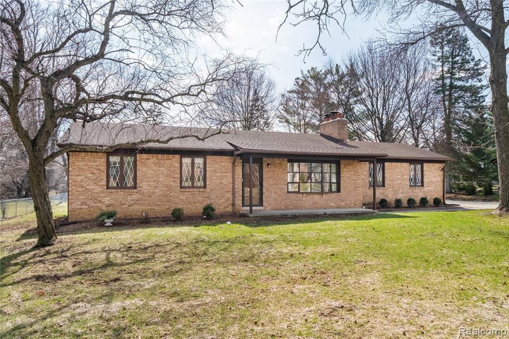 37715 Saint Martins Street, Livonia, MI 48152