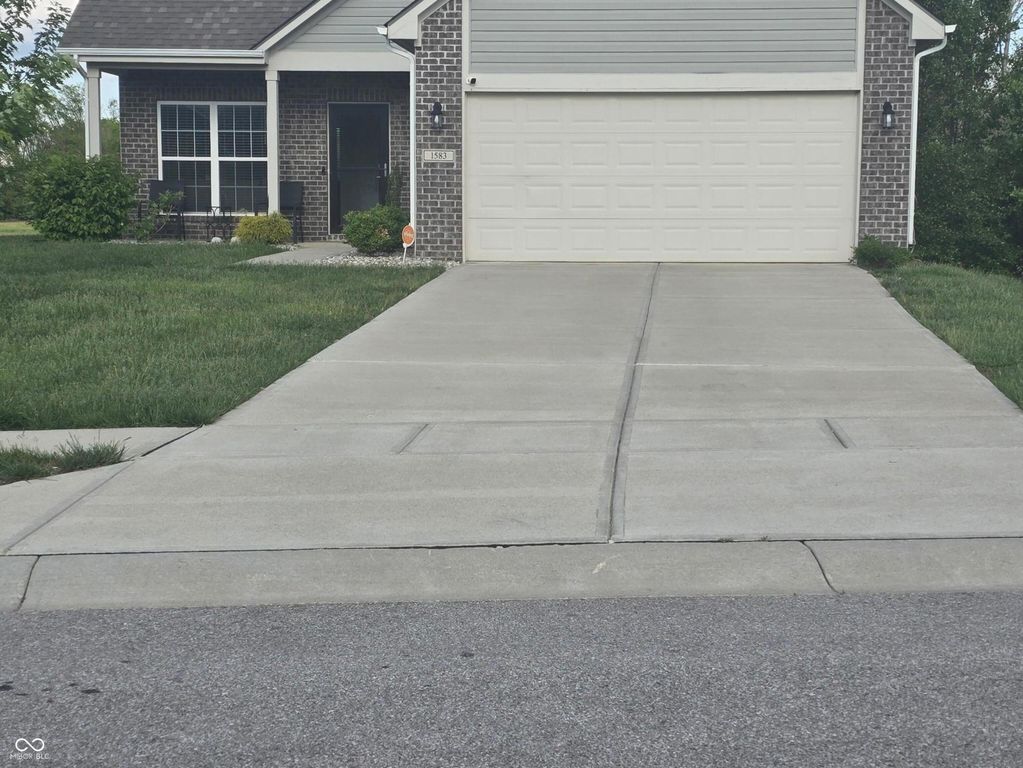 1583 N Creekwater Pass, Greenfield, IN 46140