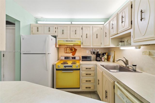 5661 SW 2nd Ct 216, Margate, FL 33068