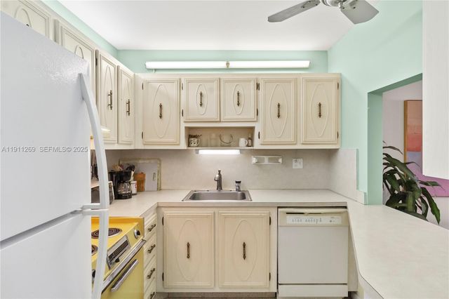 5661 SW 2nd Ct 216, Margate, FL 33068