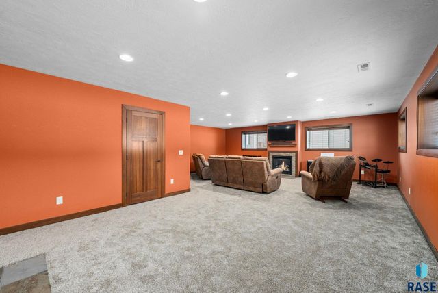 4912 E Tiger Lilly St Street, Sioux Falls, SD 57103